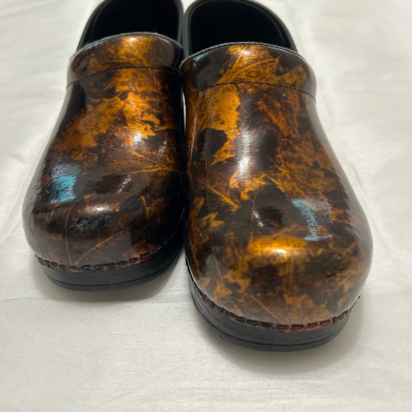 Dansko Copper Gold Leaf Closed Back Professional Clog Size 7 1/2 Pre-owned - Picture 1 of 6